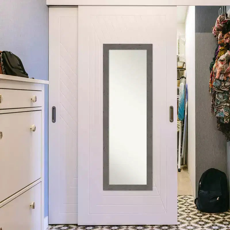 Specchio da porta intero stretto 18" x 52" Rustic Plank Gray, senza bordo bisellato, da appendere alla porta o a parete