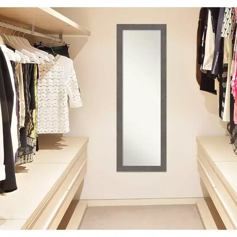 Specchio da porta intero stretto 18" x 52" Rustic Plank Gray, senza bordo bisellato, da appendere alla porta o a parete