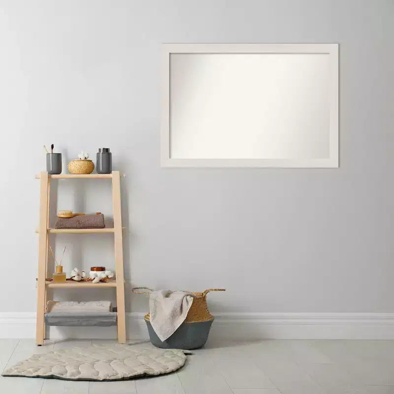 Specchio da parete per bagno con cornice stretta bianca rustica in assi, 40" x 28", senza smusso, hardware di montaggio incluso