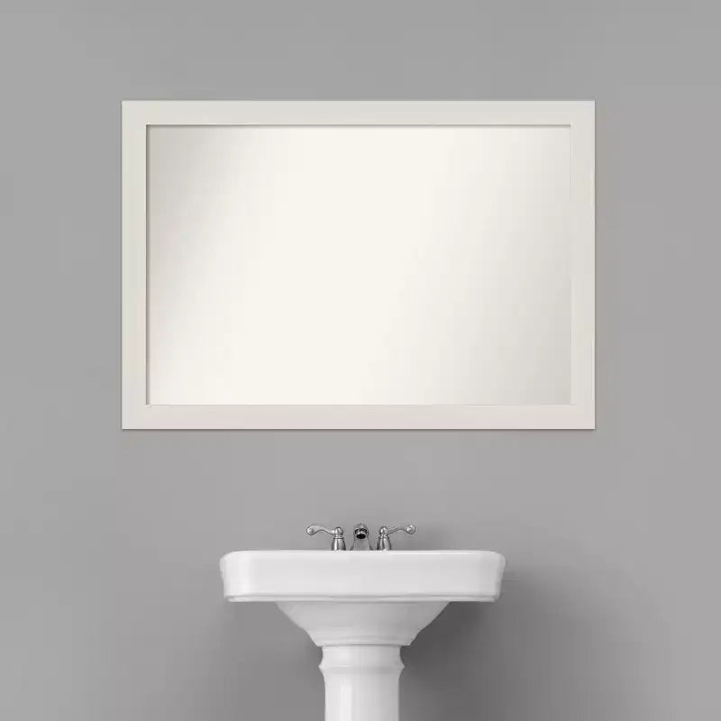 Specchio da parete per bagno con cornice stretta bianca rustica in assi, 40" x 28", senza smusso, hardware di montaggio incluso