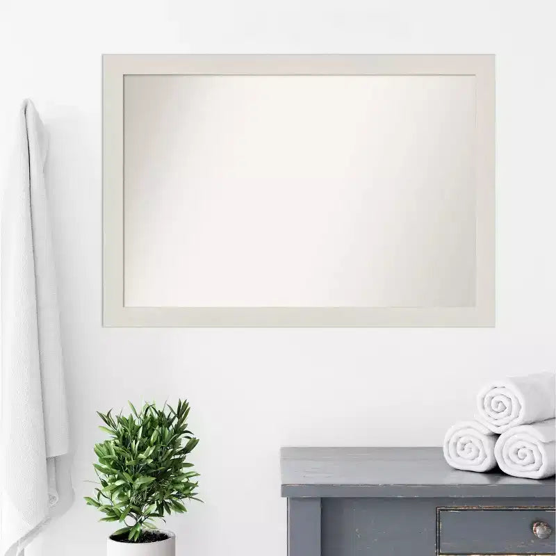 Specchio da parete per bagno con cornice stretta bianca rustica in assi, 40" x 28", senza smusso, hardware di montaggio incluso