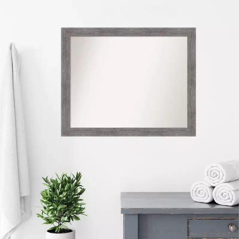 Specchio da parete per bagno con cornice stretta "Pinstripe Plank Gray", 32" x 26", non smussato, montaggio a parete