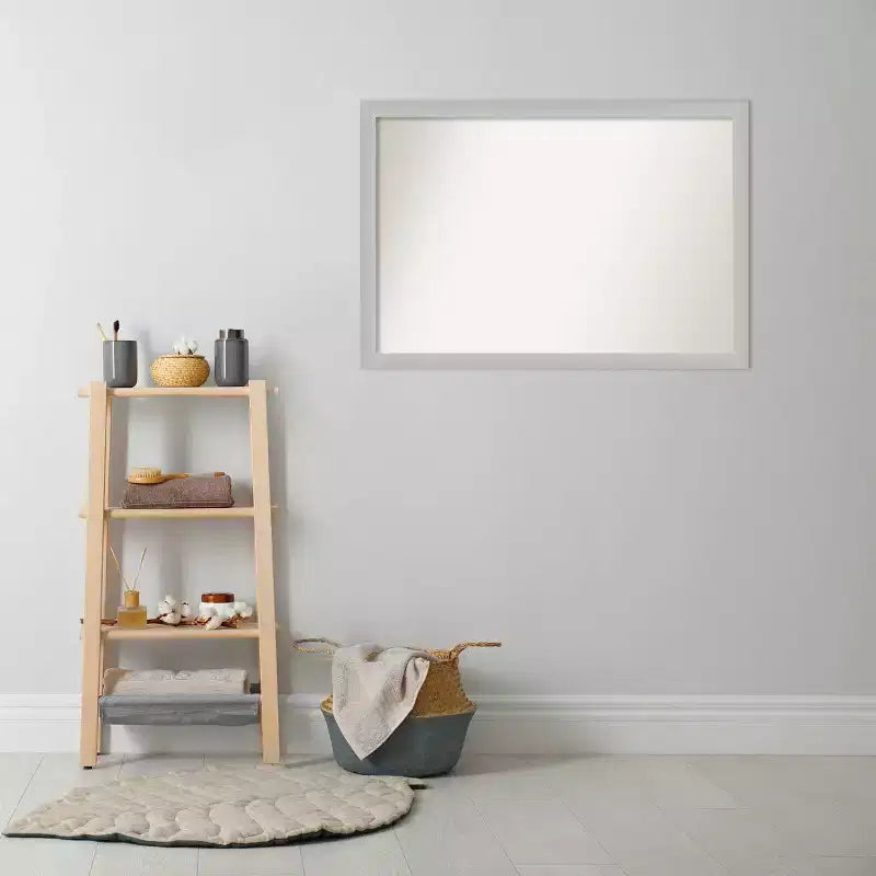Specchio da parete per bagno con cornice in vero legno, colore argento a bassa lucentezza, 99 x 68,5 cm, non bisellato, hardware incluso