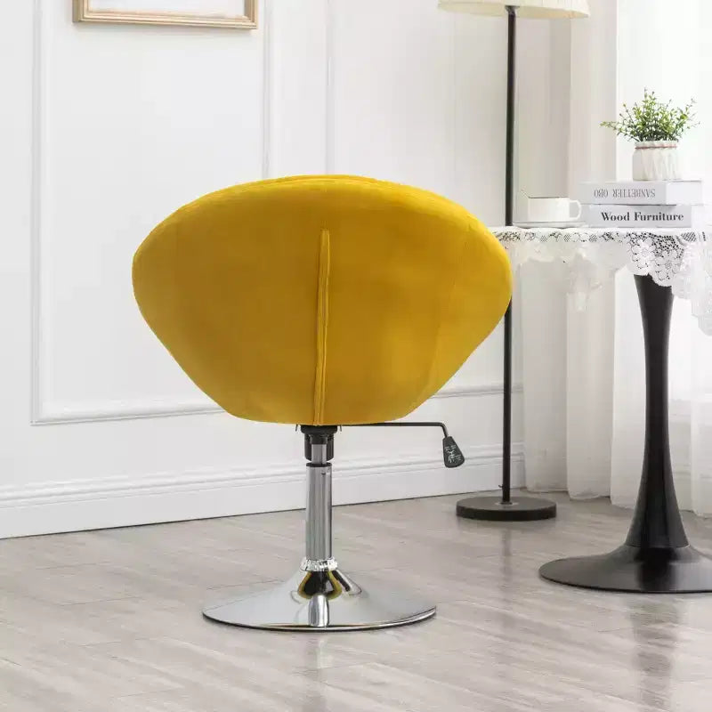 Poltrona direzionale girevole in velluto giallo con base idraulica e rotazione a 360°