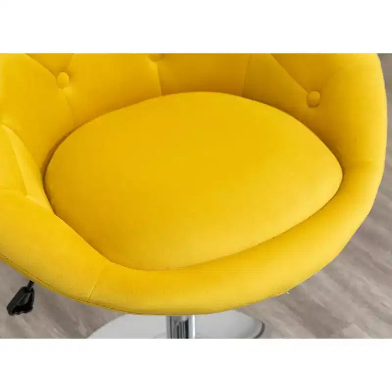 Poltrona direzionale girevole in velluto giallo con base idraulica e rotazione a 360°