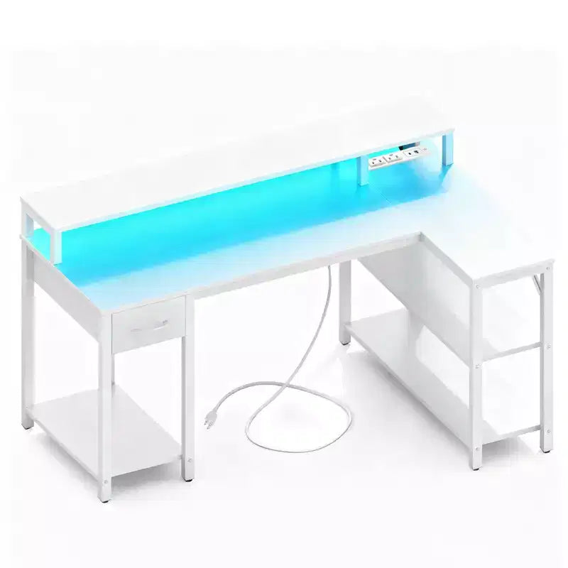 Scrivania da gaming a L con luci LED RGB, presa di corrente integrata, stazione di ricarica USB e supporto per monitor