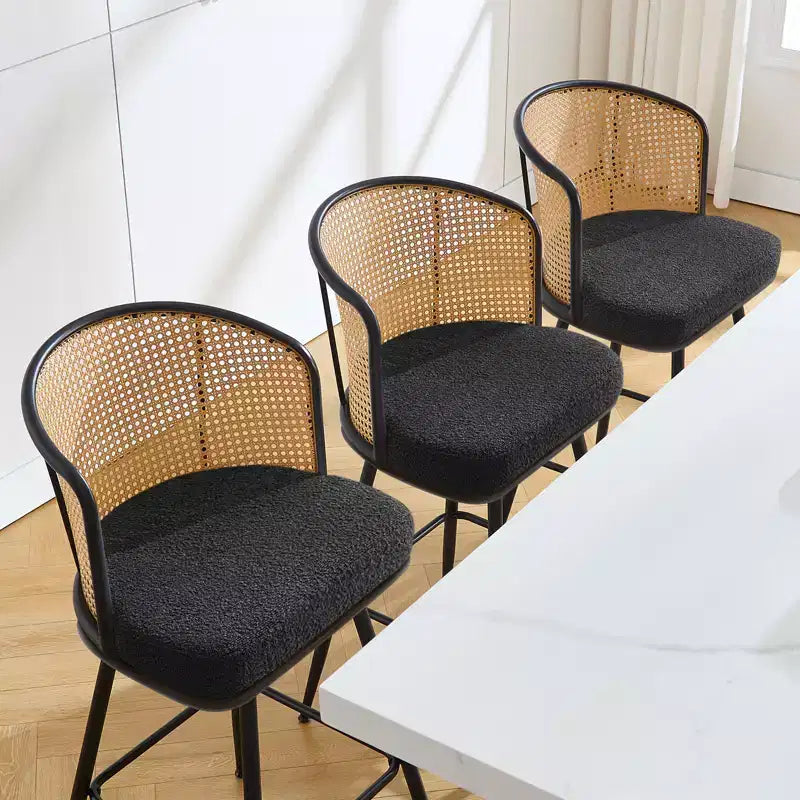 Sgabelli da bar altezza bancone con schienale in rattan, sedile imbottito e struttura in metallo, portata 136 kg (set da 2/3/4)
