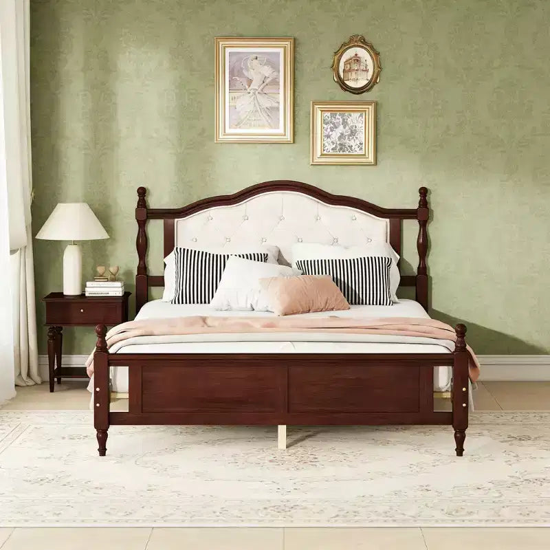 Letto a piattaforma vintage queen size con testiera imbottita, pediera a pannelli e contenitore sotto il letto