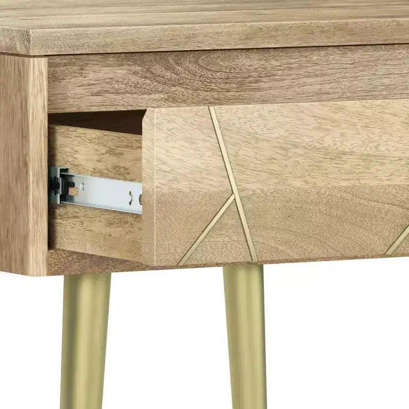 Tavolino quadrato da 56 cm in legno di mango con intarsi in ottone, cassetto con chiusura ammortizzata e gambe in metallo dorato