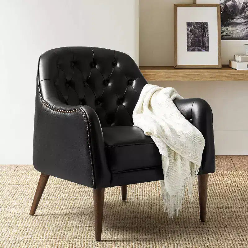 Poltrona a barilotto imbottita in vera pelle, larghezza 72,4 cm, con gambe in legno massello