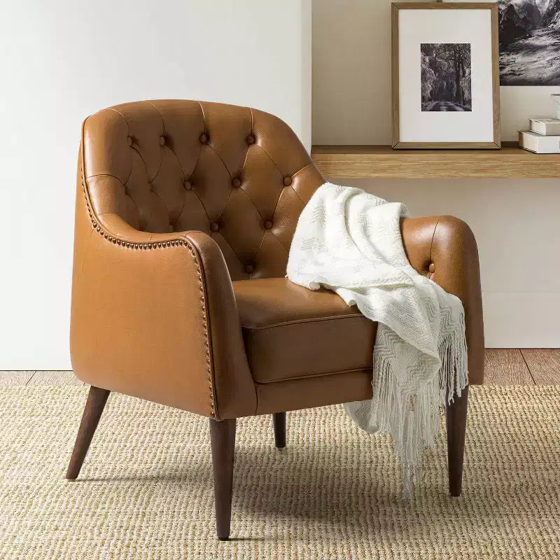 Poltrona a barilotto imbottita in vera pelle, larghezza 72,4 cm, con gambe in legno massello