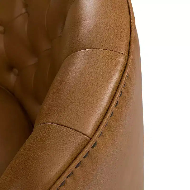 Poltrona a barilotto imbottita in vera pelle, larghezza 72,4 cm, con gambe in legno massello