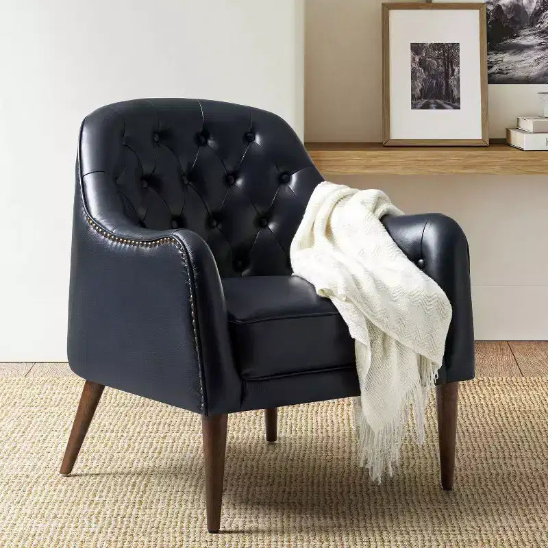 Poltrona a barilotto imbottita in vera pelle, larghezza 72,4 cm, con gambe in legno massello