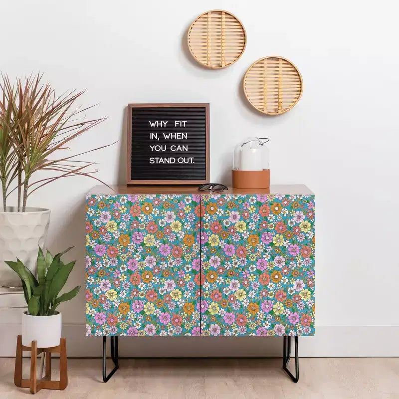 Credenza Noce Marrone Floreale con Ripiani Regolabili e Superficie in Betulla